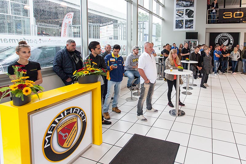 G�ste bei der Weltpremiere des neuen Manhart Performance MH2 630
