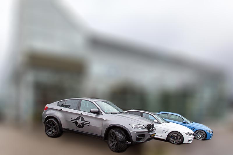 Manhart Zentrale in Wuppertal, vorne mit drei Manhart-Fahrzeugen