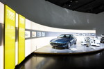 BMW Museum, Wechselausstellung '100 Meisterstücke': BMW 840Ci und BMW V12 Le Mans Artcar von Jenny Holzer