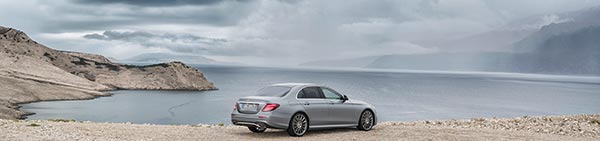 Mercedes-Benz E-Klasse, E 400 4MATIC, AMG Line, selenitgrau magno, Leder schwarz/sattelbraun