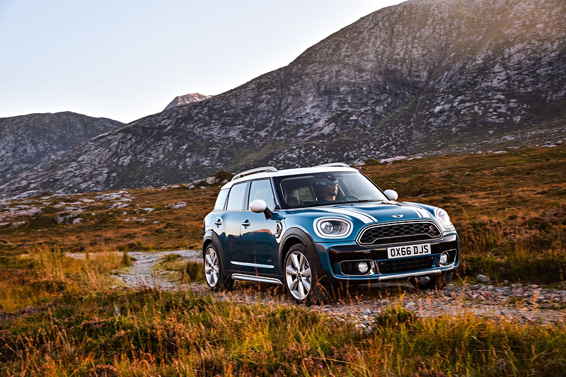 MINI Cooper S Countryman ALL4. Island Blue metallic.