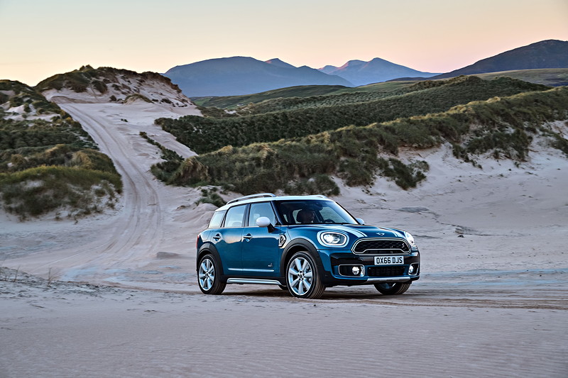 MINI Cooper S Countryman ALL4. Island Blue metallic.