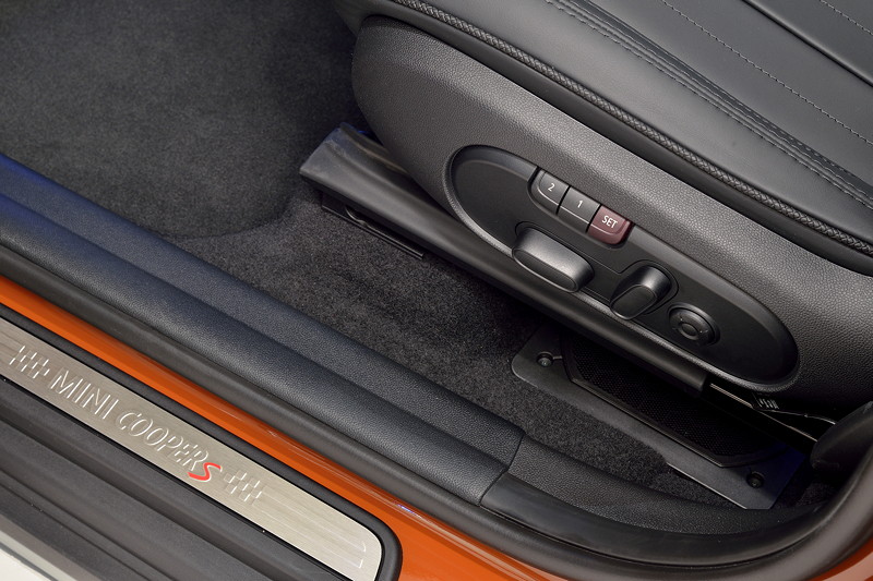 MINI Countryman, Einstiegsleiste und elektr. verstellbarer Fahrersitz