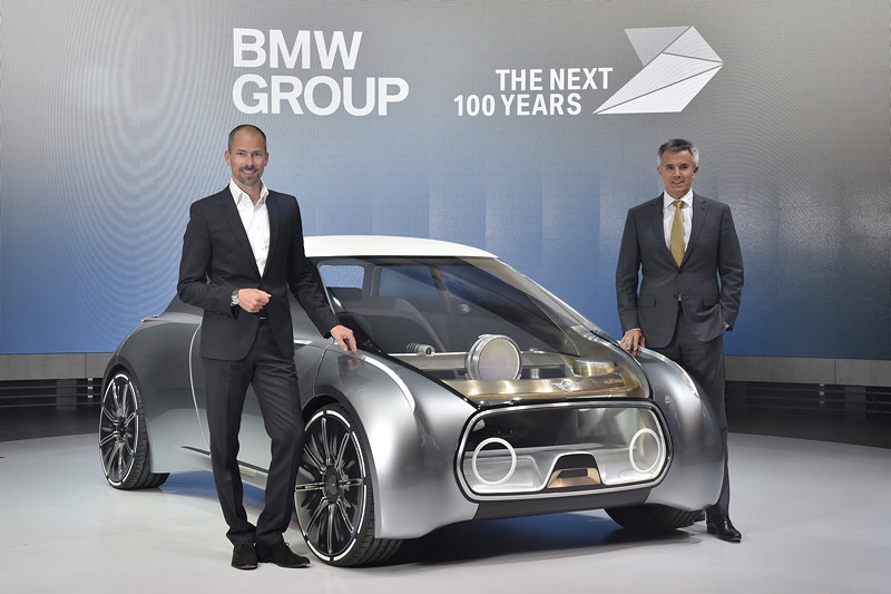MINI VISION NEXT 100, (v.l.r.) Anders Warming, BMW Group, Leiter Designstudio MINI; Peter Schwarzenbauer, Mitglied des Vorstands der BMW AG, MINI, Motorrad, Rolls-Royce, Aftersales.