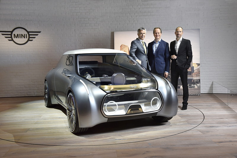 MINI VISION NEXT 100, (v.l.r. ) Peter Schwarzenbauer, Mitglied des Vorstands der BMW AG, MINI, Motorrad, Rolls-Royce, Aftersales; Sebastian Mackensen, BMW Group, Leiter MINI; Anders Warming, BMW Group, Leiter Designstudio MINI.