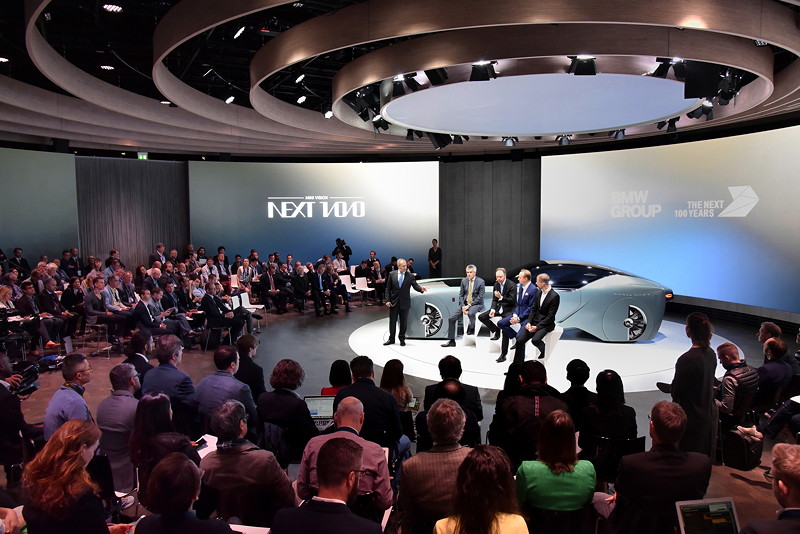 'Iconic Impulses. The BMW Group Future Experience'. Pressekonferenz im Roundhouse in London am 16. Juni 2016. (v.l.r.) Graham Biggs, Peter Schwarzenbauer, Ian Robertson, Giles Taylor und Anders Warming.