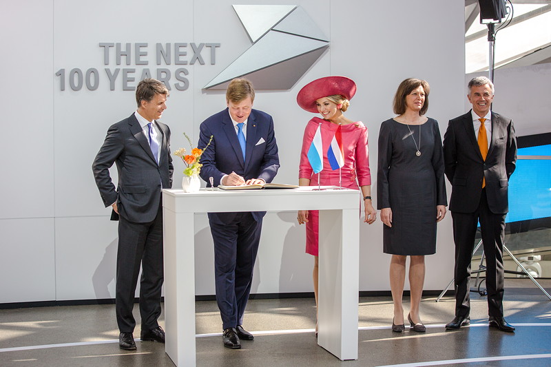 K�nig Willem-Alexander und K�nigin M�xima der Niederlande zu Besuch in der BMW Welt in M�nchen am 13. April 2016