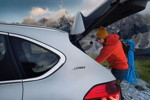 BMW und SALEWA setzen Kooperation im Zeichen der Elektromobilitt fort. Der BMW 225xe iPerformance Active Tourer.