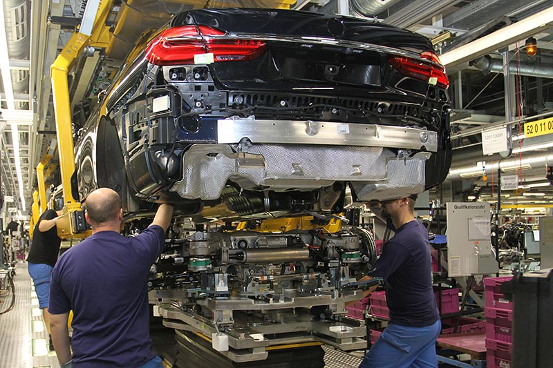 Produktion des BMW 730Ld (G12), Hochzeit: Motor und Antriebsstrang treffen auf die Karosse