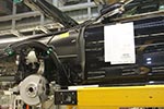 Produktion des BMW 730Ld (G12), seitliches M-Emblem schaut durch die Sicherheitsabdeckung