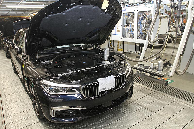 Produktion des BMW 730Ld (G12), Zufuhr von Betriebsflssigkeiten