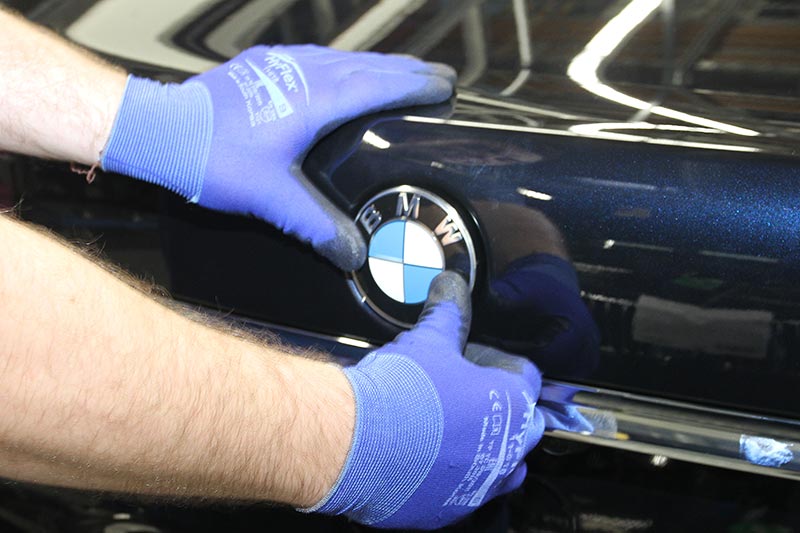 Produktion des BMW 730Ld (G12), Montage des BMW Logos auf der Heckklappe