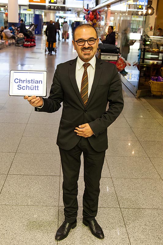 Chauffeur-Service mit Abholung am Flughafen - Bestandteil der Premium Advanced BMW Abholung.