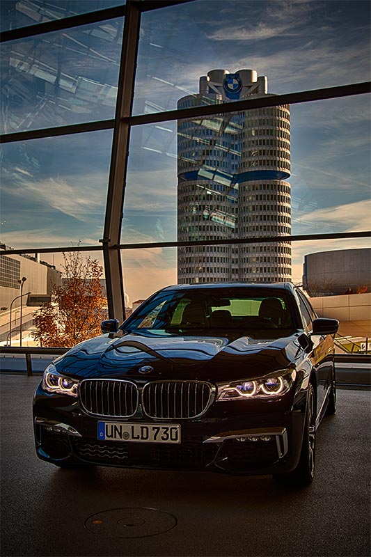 BMW 730Ld in der BMW Welt, im Hintergrund der BMW 4-Zylinder.