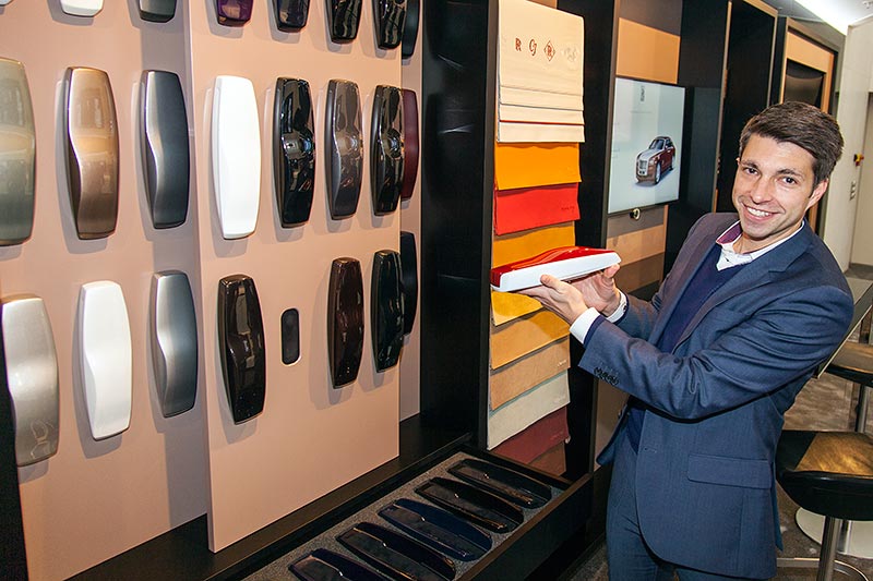 Max Bauer von der BMW Welt im Rolls-Royce-Bereich der BMW Welt