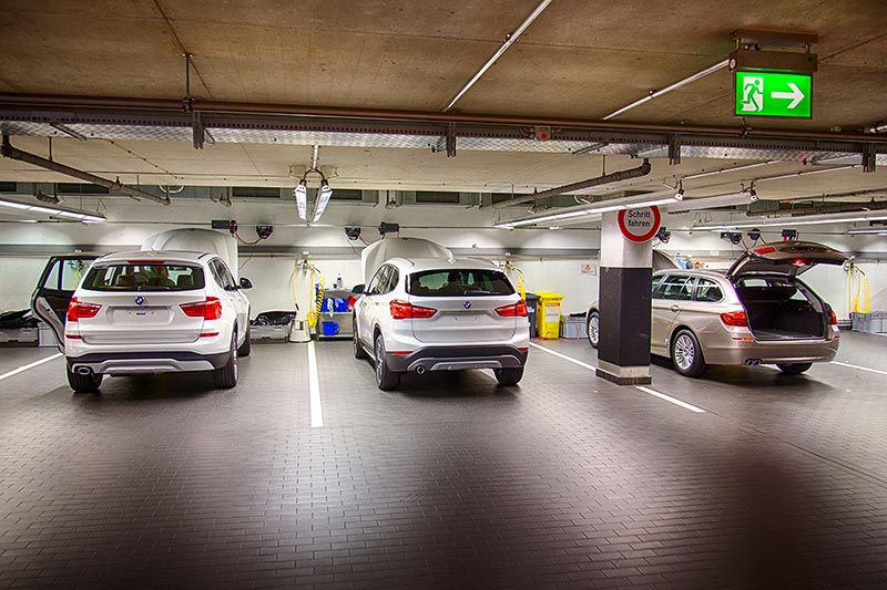 BMW Welt, Vorbereitung der auszuliefernden Fahrzeuge.
