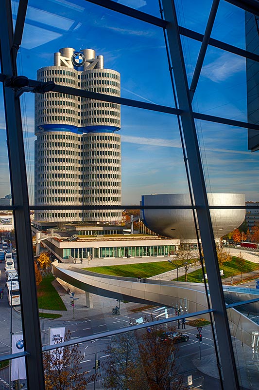 Blick auf BMW Museum und BMW Konzernzentrale aus der BMW Welt.