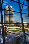 Blick auf BMW Museum und BMW Konzernzentrale aus der BMW Welt.