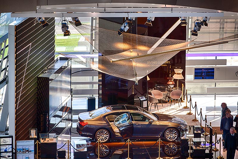 BMW 7er Ausstellung in der BMW Welt mit 6 kg leichten Carbon Segel berhalb.