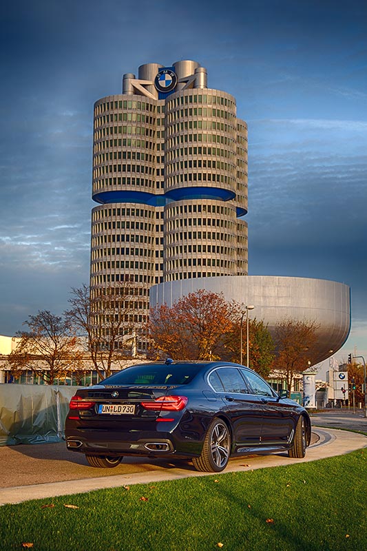 BMW 730Ld (G12) vor BMW Museum und BMW Konzernzentrale in Mnchen