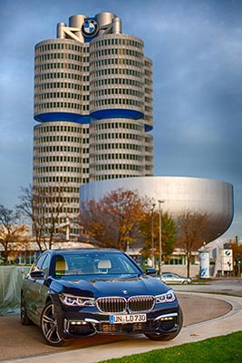 BMW 730Ld (G12), vor BMW Museum und BMW Konzernzentrale