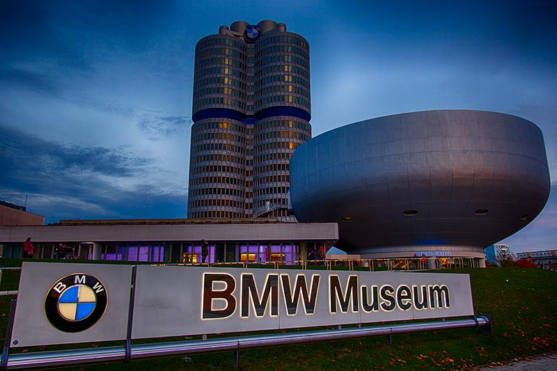 BMW Museum am Abend