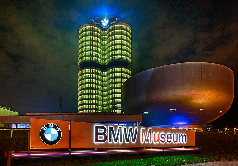 BMW Museum vor der BMW Konzernzentrale