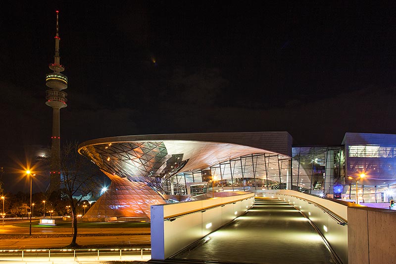 BMW Welt am Olympiapark mit dem Olympiaturm