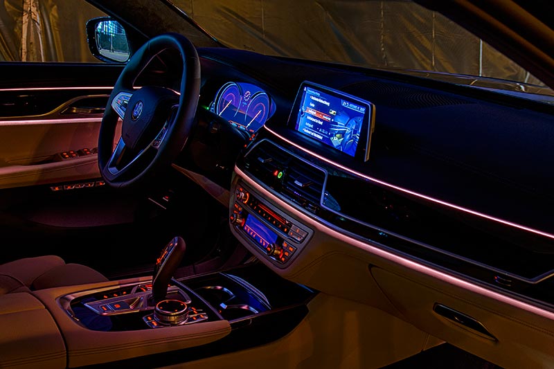 BMW 730Ld (G12), mit ambienter Beleuchtung.