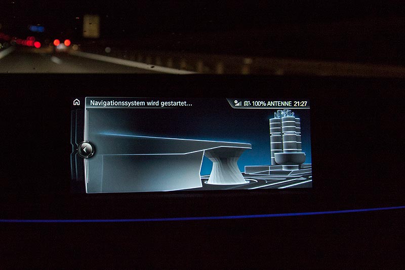 BMW 730Ld (G12), bei der ersten Fahrt hat sich das Navigationssystem selbst upgedatet (per Mobilfunk-Verbindung).