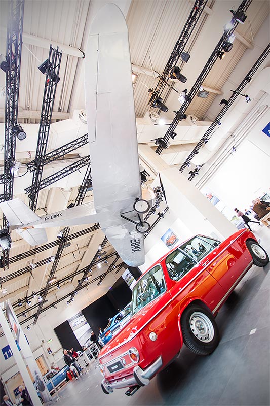 BMW 1600 TI, ausgestellt auf der Techno Classica 2016 unter einem Klemm L25 Flugzeug