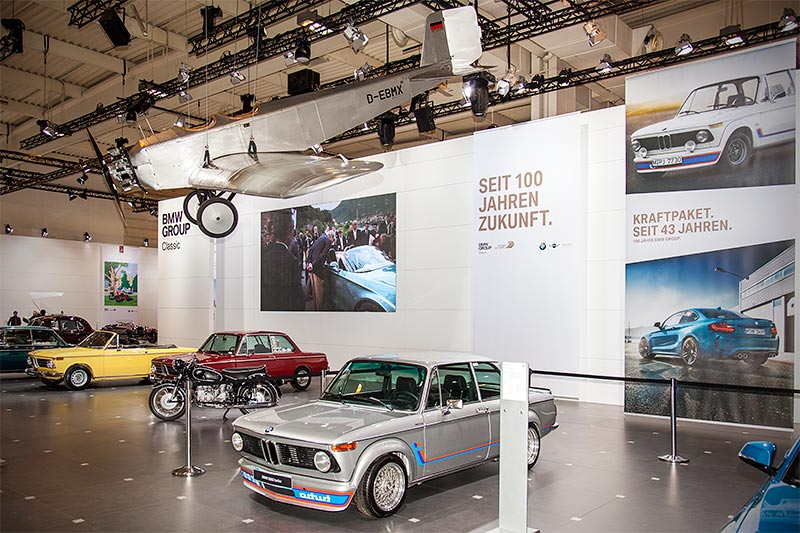 BMW 2002 turbo, aus gestellt auf der Techno Classic 2016 mit Flugzeug Klemm L25 in der N�he