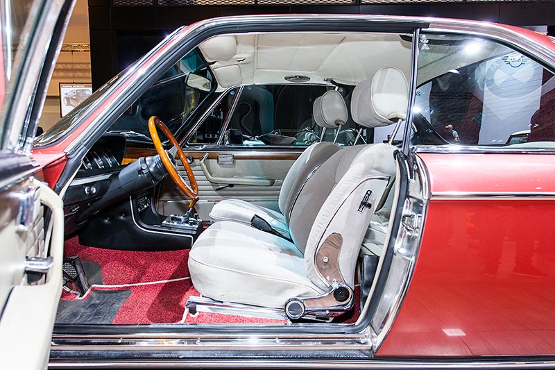 BMW 3.0 CS, Blick in den Innenraum des Coup�s