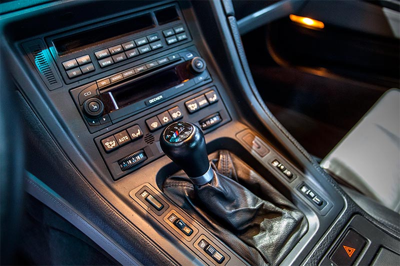 BMW 850CSi, Mittelkonsole mit Schalthebel
