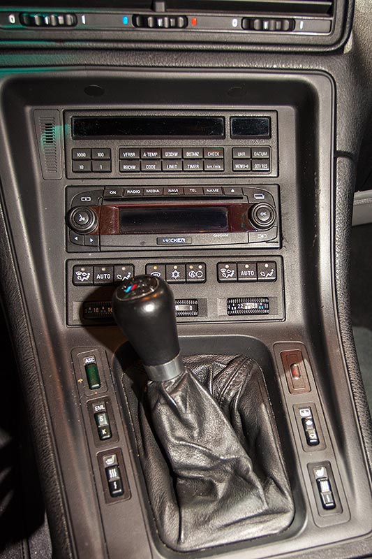 BMW 850CSi, Mittelkonsole mit Schalthebel