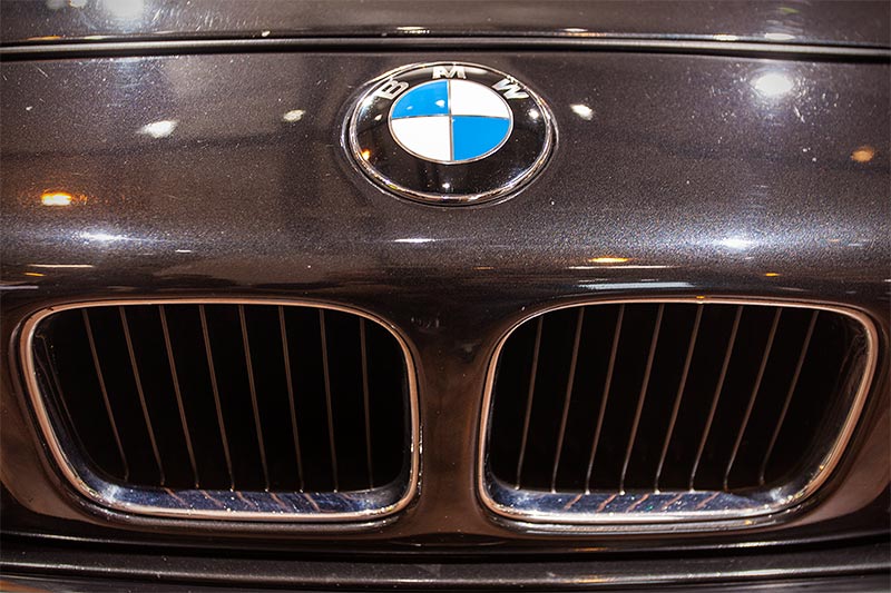 BMW 850CSi, BMW Niere und BMW Logo auf der Motorhaube