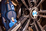 BMW M2, Bremssattel in BMW M Farbe mit M Logo