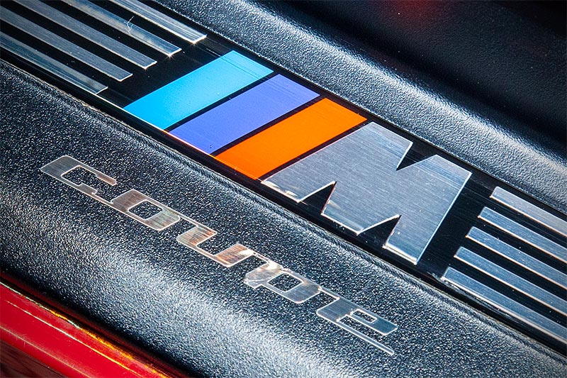 BMW M coup, Schriftzug in der Einstiegsleiste