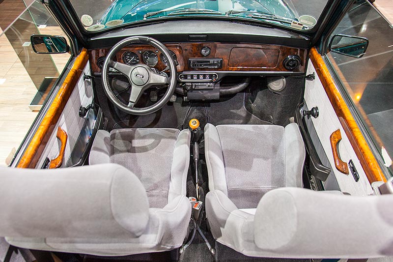 Mini Cabriolet, Innenraum mit serienmigem Walnussarmaturenbrett