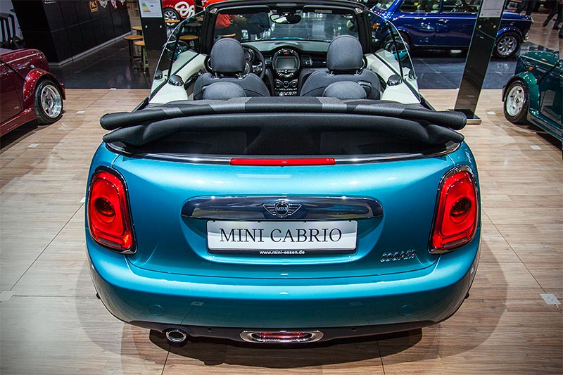 MINI Cabrio mit geffnetem Verdeck auf der Techno Classica 2016