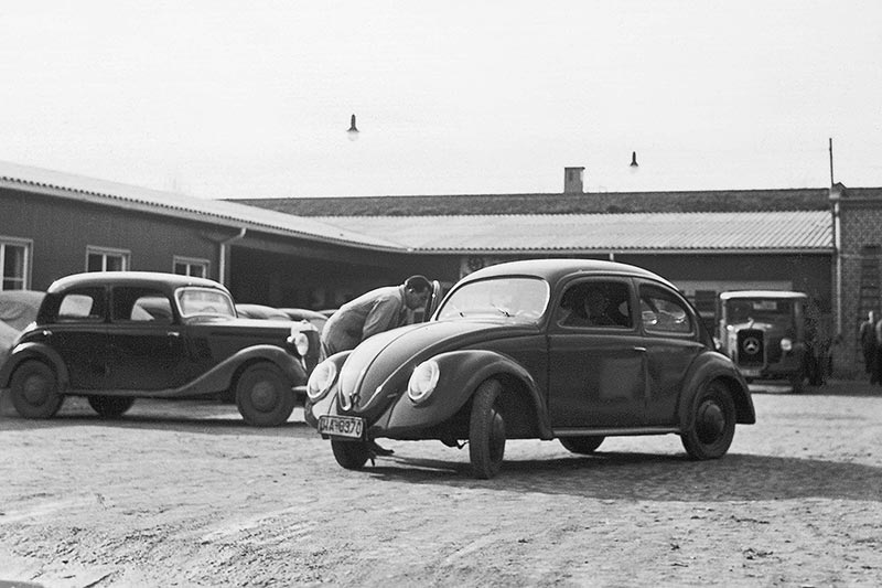 VW-Kfer-Prototyp im Porsche-Werk Zuffenhausen (1938).