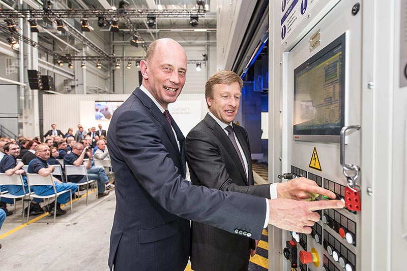 Wolfgang Tiefensee (links) und Oliver Zipse nehmen die neue Servo-Einarbeitspresse im Werk Eisenach in Betrieb