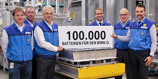 Vertreter der niederbayerischen BMW Group Werke feiern einen Meilenstein der Elektromobilität.