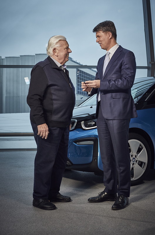BMW Chef Harald Krger bergibt den Schlssel fr das 100.000ste elektrifizierte Fahrzeug im Jahr 2017 an seinen Kunden Wilhelm Schulten aus Nordrhein-Westfalen.