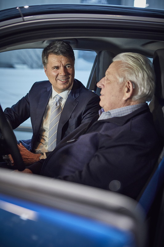 BMW Chef Harald Krger bergibt den Schlssel fr das 100.000ste elektrifizierte Fahrzeug im Jahr 2017 an seinen Kunden Wilhelm Schulten aus Nordrhein-Westfalen.