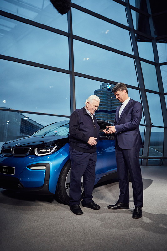 BMW Chef Harald Kr�ger �bergibt den Schl�ssel f�r das 100.000ste elektrifizierte Fahrzeug im Jahr 2017 an seinen Kunden Wilhelm Schulten aus Nordrhein-Westfalen.