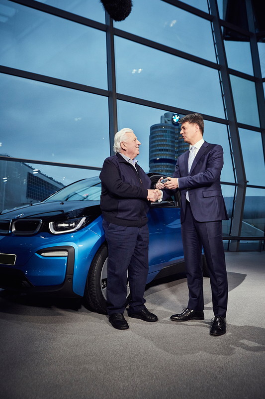 BMW Chef Harald Kr�ger �bergibt den Schl�ssel f�r das 100.000ste elektrifizierte Fahrzeug im Jahr 2017 an seinen Kunden Wilhelm Schulten aus Nordrhein-Westfalen.