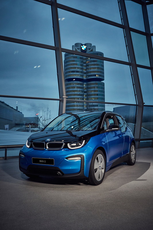 Das 100.000ste elektrifizierte Fahrzeug im Kalenderjahr 2017 ist ein BMW i3 in Protonic Blue.
