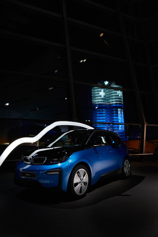 Das 100.000ste elektrifizierte Fahrzeug im Kalenderjahr 2017 ist ein BMW i3 in Protonic Blue.