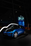 Das 100.000ste elektrifizierte Fahrzeug im Kalenderjahr 2017 ist ein BMW i3 in Protonic Blue.